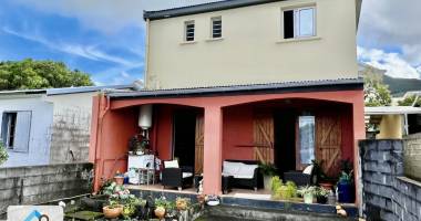 saint philippe 97442 - ensemble immobilier en bon etat general - quartier prise