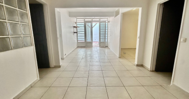 À vendre: local pro 86 m2 en rez-de-chaussée - bas du fort le gosier