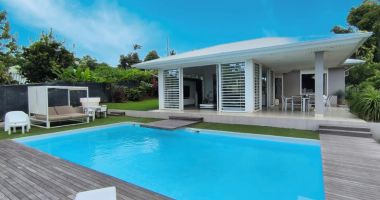 a louer : villa d’architecte meublée moderne f4 avec bungalow f1 et grande piscine - petit-bourg
