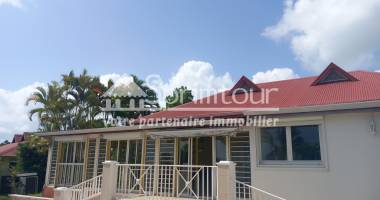 À vendre   baie-mahault villa créole t6 avec piscine sur terrain de 1000 m2