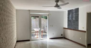 a vendre à la possession appartement t2 avec jardin libre de tout occupant.