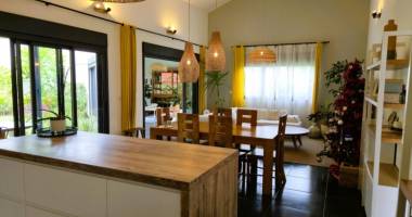 maison plain-pied en l avec patio et jardin piscine