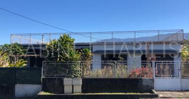 a vendre - une maison a demolir ou a renover sur un terrain de 651 m2 environ - le tampon - 297 500 € hai