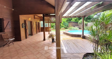 À vendre   charmante villa t4 + garage en bois rouge avec piscine, jardin clôturé, proche commodités