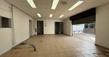 À louer   local commercial 165 m2   le port   proche du lycée moulin joli