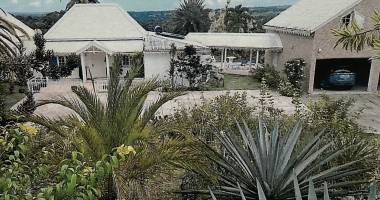 À louer   maison f5 meublée avec bungalow indépendant   sainte-rose