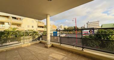 la possession (centre ville) - location t2  avec varangue et parking