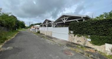 propriete comprenant 4 t2 duplex, une belle salle commune large terrasse et pieces arrieres communes au moule