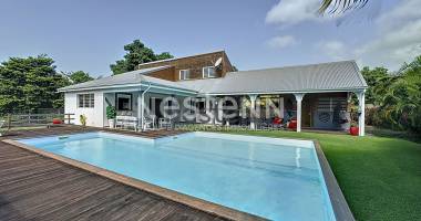 a vendre villa f5 avec piscine de 135m² sainte-anne proche de la plage