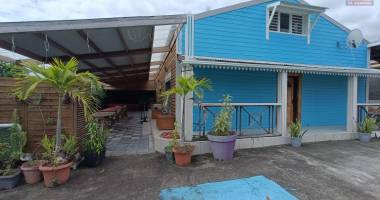 a vendre à sainte-anne magnifique villa 5 chambres de 200 m2 habitables + 100 m2 de varangue