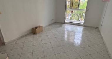 a vendre t3 rue jean albany à st denis, proche centre ville et de toutes les commodités.