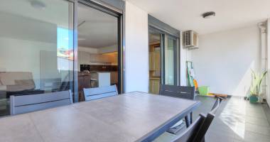 t3 lumineux de 72 m2 avec terrasse et double parking   saint-pierre ville