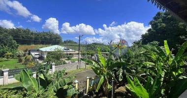 maison familiale d'architecture créole sur deux niveaux - trois logements indépendants