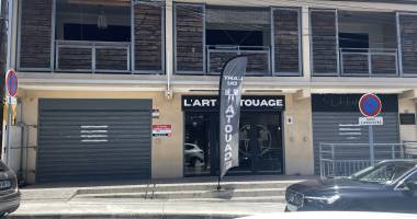 local commercial à louer   centre-ville de saint-pierre   54 m2 avec vitrine et parking