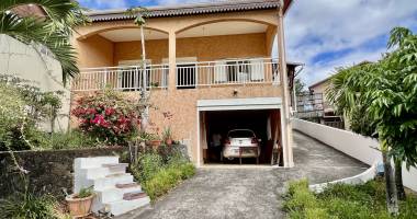 entre deux 97414 - villa en bon etat general - lumineuse - confortable - vue degagee - proche centre