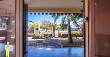 À vendre centre ville de saint-denis maison de type f4/5 avec combles aménagés - ref. 254688