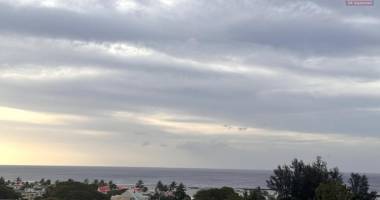 a louer splendide appartement 2 chambres avec vue imprenable sur l'océan à 2 pas des commerces et plage flic en flac île maurice