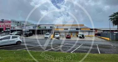 À louer local commercial  8 800 € /mois + charges