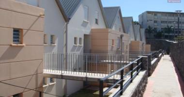 a vendre t3 duplex dans la résidence les huppes de bourbon à la montagne