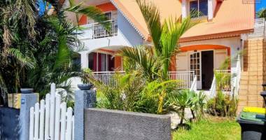 grande villa avec 5 dependances