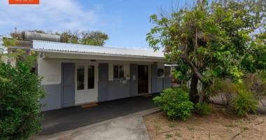 a terre sainte, saint-pierre, f4 proche de la petite plage