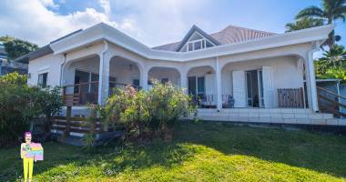 À vendre à piton saint-leu, spacieuse maison familiale avec vue mer et piscine. ref. 254689