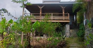 a louer jolie maison à étage de type f4 sur saint-gilles les hauts