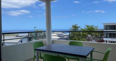 t2 meublé avec vue mer dégagée à saint-gilles   calme et proche des commodités