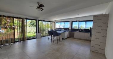 appartement t4 et dépendance de 105 m² - bois de néfles