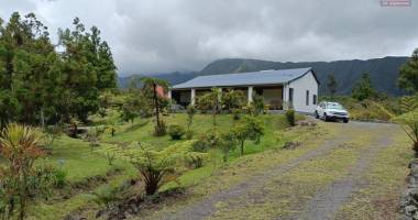 a vendre exceptionnelle villa de 80 m2 sur un terrain de 3100 m2 à la plaine des palmistes