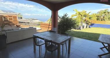 belle maison récente f5 plain-pied  de 130 m² habitables + 35 m² de varangue et 50 m² de terrasse avec jacuzzi, implantée sur un terrain plat de 572 m² avec vue mer et montagne.