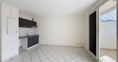 t2 avec chambre climatisée, terrasse et parking   sainte-clotilde