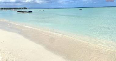albion à louer belle est récente villa de plain-pied, trois chambres avec piscine située dans un quartier calme.