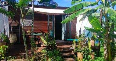 a louer bungalow meuble de type studio/f1 avec cour sur saint-gilles les hauts