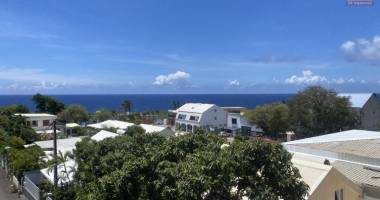 a vendre bel appartement t2 avec vue mer au centre ville de la possession.