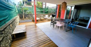 a vendre t3 meublé avec terrasse, jardin, jacuzzi à saint paul