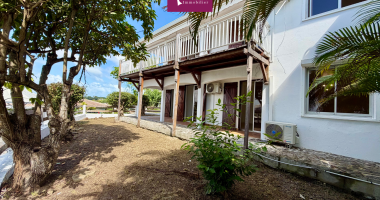 À louer grande maison mitoyenne f4 vue mer À la marina du gosier