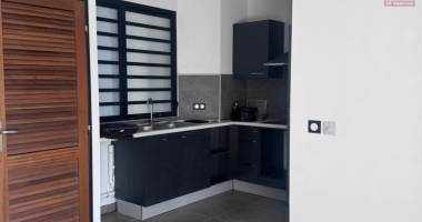 a louer ce jolie appartement de type f2 sur la résidence marc aurele rue monthyon à saint denis.