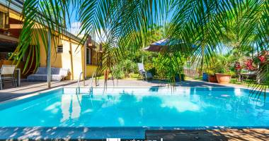 a  sainte marie-villa d'architecte et de standing avec piscine.