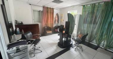 a louer local professionnel équipé pour salon de coiffure d'environ 31 m² le tampon la pointe