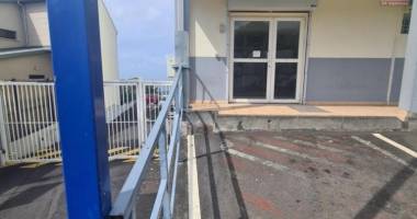 a louer - local commercial 110 m2 - la grande montee (ancienne poste)