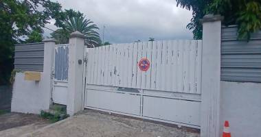 a louer bureau container sur un terrain de 200 m2 sur saint-gilles les hauts à 900 euros!