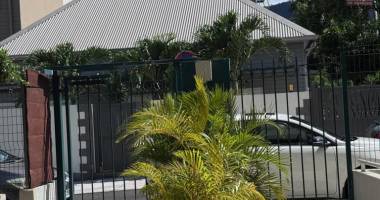 a louer bel appartement rénové sur la résidence capella sur les bas de la rue sainte marie à saint denis.