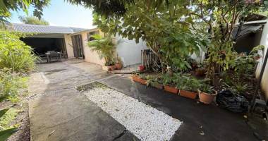 belle maison f4+ en r+1 rénovée avec garage, varangues, piscine hors sol, cuisine d'été, jardin dans un quartier calme à 200 m d'altitude au centre de la ravine des cabris.