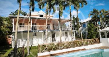 a vendre 475 000 € *villa avec piscine - baie mahault