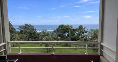 À vendre   t2 meublé avec terrasse vue mer   proche centre-ville de saint-benoît