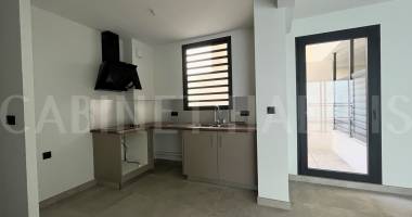 a louer - appartement t3 d'environ 98,09 m2 - saint-pierre - loyer 1 372 € + charges 50 €