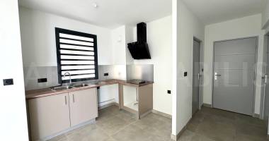 a louer - appartement t3 d'environ 84,9 m2 - saint-pierre - loyer 1 388 € + charges 50 €