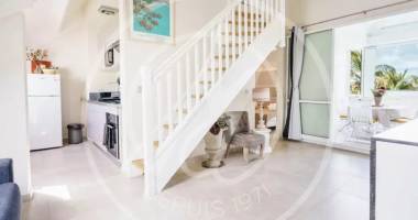 a vendre 239 000 € -t2 meuble * sainte anne * acces prive plage*