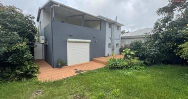 a louer magnifique villa meublee sur deux niveaux d'environ 124 m² le tampon 16 éme